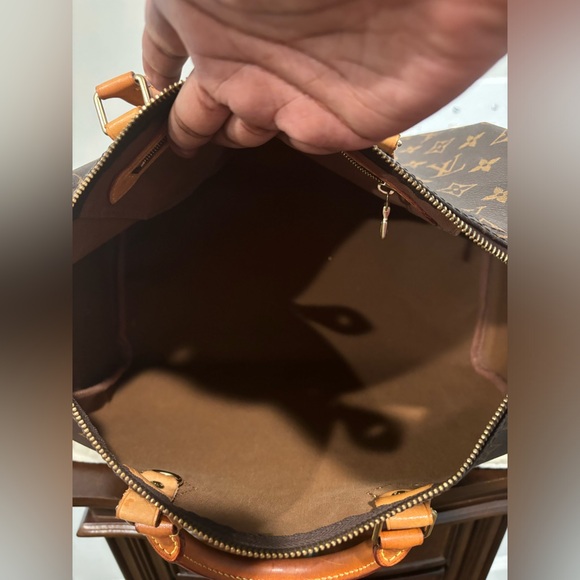 ⭐️ Authentic Louis Vuitton Speedy 35 in Monogram ⭐️ - Picture 10 of 11